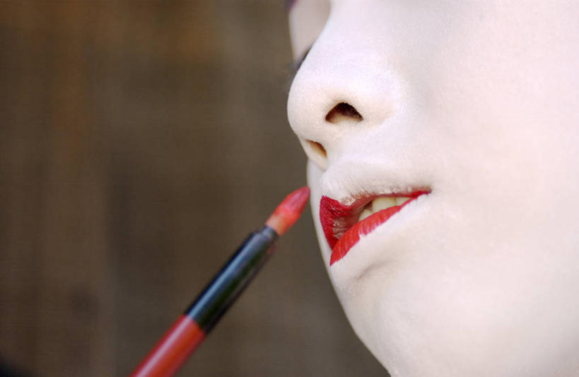 东方人,脸,头,鼻子,嘴,脸颊,一个人,横图,室外,特写,白天,仰视,化妆,美容,亚洲,仅一个年轻女性,仅一个女性,仅一个人,护肤,阴影,朦胧,模糊,反射,影子,黄种人,唇刷,一个,红色,化妆刷,刷子,口红,保养,享受,休闲,放松,保健,单个,美容工具,艺妓,养颜,彩妆刷,化妆工具,艺伎,芸妓,芸者,年轻女性,女人,女性,亚洲人,头部,鼻,鼻孔,口,口腔,脸部,脸蛋,面部,嘴巴,嘴唇,半身,彩图,低角度拍摄