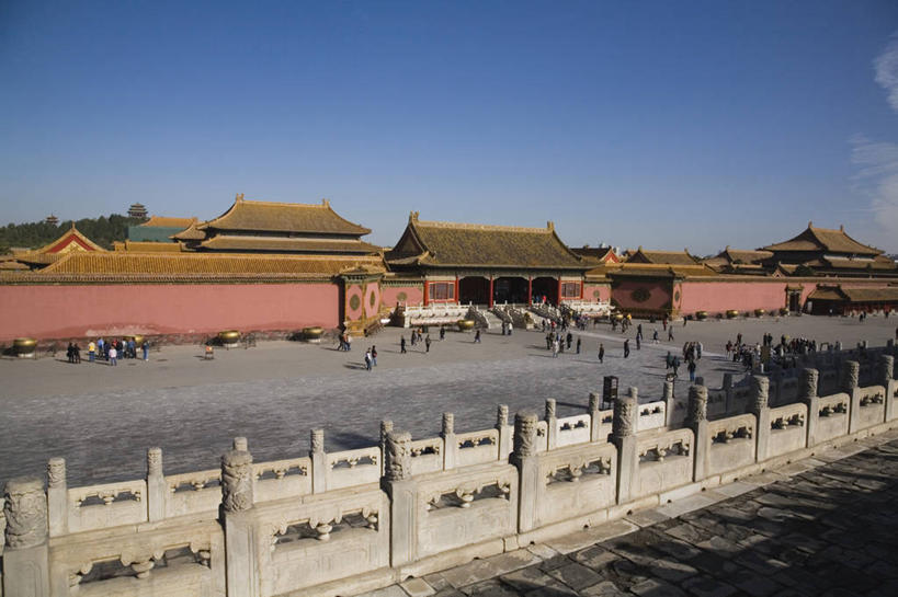 东方人,故宫,宫殿,栏杆,站,走,横图,室外,白天,正面,旅游,度假,名胜古迹,楼梯,标志建筑,地标,建筑,北京,中国,亚洲,行人,游客,游人,阴影,服装,遗迹,光线,瓦片,影子,阶梯,屋顶,云,云朵,围栏,首都,许多人,云彩,顶棚,瓦,注视,休闲装,黄种人,古迹,文物,娱乐,建设,古建筑,护栏,路人,旅客,台阶,衣服,蓝色,白云,蓝天,天空,阳光,紫禁城,天,观察,看,站着,一群人,享受,休闲,休闲服,旅游胜地,放松,建造,服饰,晴朗,观看,察看,权利,关注,古文明,东亚,屋瓦,中华人民共和国,北京市,京,北平,华北地区,北京故宫博物院,乾清宫,过客,男人,男性,年轻男性,年轻女性,女人,女性,亚洲人,晴空,步行,散步,站立,走路,半身,彩图