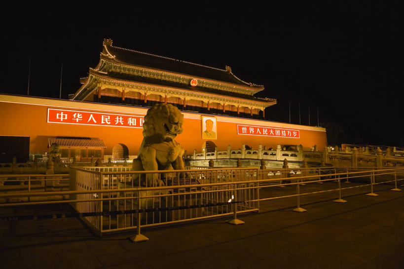 无人,天安门,栏杆,横图,室外,夜晚,正面,旅游,度假,标志建筑,地标,建筑,夜景,哺乳动物,野生动物,狮子,雕塑,北京,天安门广场,中国,亚洲,阴影,辟邪,艺术,装饰,光线,标志,雕刻,雕像,文字,影子,字符,屋顶,围栏,灯光,首都,顶棚,文化,娱乐,标识,建设,护栏,石雕,动物,工艺品,石狮,祈祷,享受,休闲,健康,汉字,旅游胜地,放松,许愿,纪念,祈求,美术,中文,主题,凶猛,陈列,东亚,中华人民共和国,北京市,京,北平,华北地区,功能,美学,驱邪,祛邪,避邪,国文,华文,守护神,残暴,平安,凶残,彩图