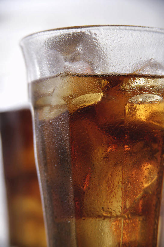 咖啡,无人,竖图,室内,特写,白天,正面,幸福,杯子,阴影,朦胧,模糊,反射,影子,冰,冰块,冰咖啡,两杯,娱乐,冷冻,玻璃制品,饮料,两个,水杯,享受,休闲,温馨,放松,寒冷,乐趣,冷藏,冰冷,提神,舒适,醒脑,软饮料,保鲜,玻璃杯,彩图