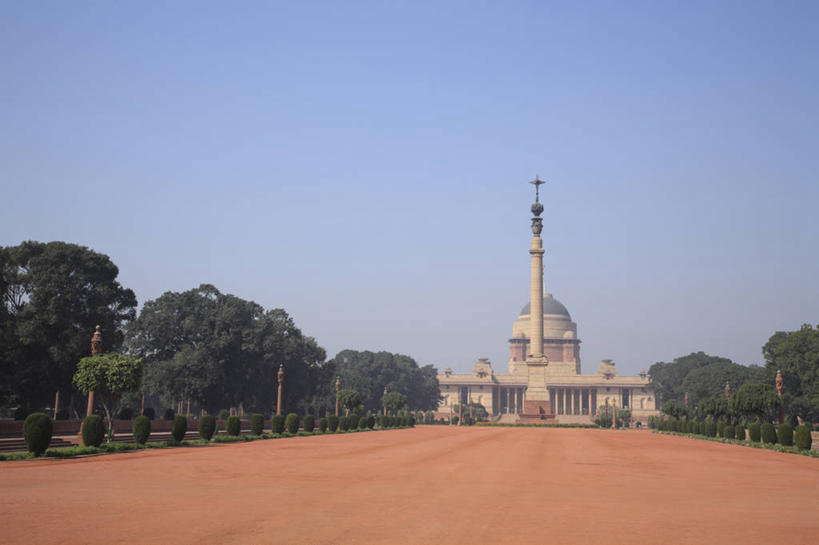 无人,横图,室外,白天,正面,旅游,度假,植物,标志建筑,道路,地标,建筑,路,印度,亚洲,阴影,高大,光线,影子,小路,塔,交通,首都,宏伟,娱乐,建设,树,树木,蓝色,绿色,蓝天,天空,阳光,自然,天,享受,休闲,旅游胜地,放松,生长,晴朗,成长,南亚,总统府,万里无云,新德里,印度共和国,高峻,嵬峨,维多利亚宫,印度总统府,晴空,晴空万里,彩图