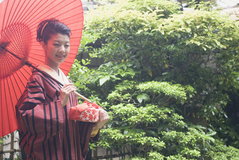 东方人,一个人,站,笑,微笑,横图,室外,白天,侧面,民族服装,幸福,植物,亚洲,仅一个年轻女性,仅一个女性,仅一个人,一把,握,阴影,花纹,和服,日本文化,光线,布,伞,图案,影子,雨伞,纸伞,古典,布纹,油纸伞,注视,黄种人,文化,树,树木,一个,红色,绿色,阳光,自然,观察,看,站着,握着,服饰,生长,单个,成长,观看,纪念,布匹,吉祥,察看,关注,古朴,吴服,唐草,唐花,唐锦,风吕敷,包袱布,平安,年轻女性,女人,女性,亚洲人,站立,半身,彩图,传统服装,民俗服