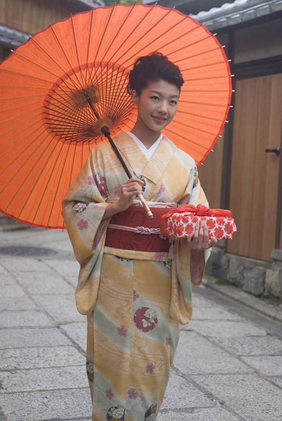 东方人,一个人,家,走,捧,竖图,室外,白天,正面,民族服装,幸福,亚洲,仅一个年轻女性,仅一个女性,仅一个人,一把,撑,握,阴影,花纹,和服,日本文化,光线,布,伞,图案,影子,雨伞,纸伞,房屋,墙,屋子,公寓,古典,布纹,油纸伞,注视,黄种人,文化,洋房,楼房,墙壁,墙面,住宅,红色,阳光,观察,看,握着,服饰,观看,纪念,布匹,吉祥,察看,撑着,关注,古朴,吴服,唐草,唐花,唐锦,风吕敷,包袱布,平安,年轻女性,女人,女性,亚洲人,步行,端,端着,捧着,散步,手捧,走路,半身,彩图,传统服装,民俗服,房子