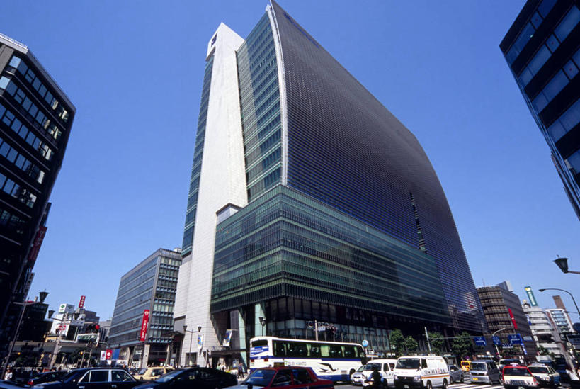 无人,高楼大厦,商店,横图,室外,白天,仰视,购物,旅游,度假,消费,标志建筑,超市,大厦,道路,地标,建筑,路,路灯,摩天大楼,人行横道,商场,公路,公共汽车,照明,东京,日本,亚洲,阴影,光线,影子,云,云朵,人行道,灯光,巴士,公交车,交通,中央区,云彩,娱乐,建设,车,灯,蓝色,白云,蓝天,天空,阳光,交通工具,轿车,天,享受,休闲,旅游胜地,放松,金融,百货,晴朗,照亮,照明设备,载具,人行横道线,选购,贸易,百货公司,东亚,本州,关东地方,本州岛,日本国,东京都,血拼,日本桥,晴空,斑马线,马路,彩图,低角度拍摄,大楼,高层建筑,高楼,购物商场,购物中心,摩天楼,商业中心,三越百货