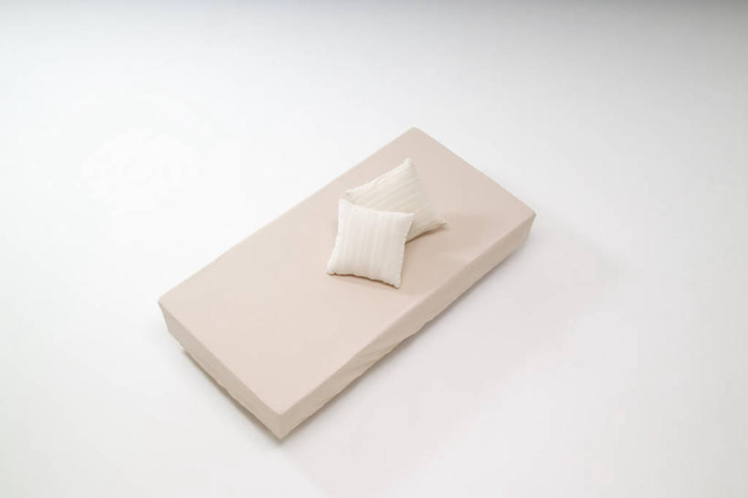 无人,横图,俯视,室内,特写,白天,白色背景,床,靠垫,静物,阴影,反射,影子,床单,靠枕,被子,床垫,两个,垫子,枕头,摄影,单人床,影棚,被单,彩图,高角度拍摄,影棚拍摄,拍摄