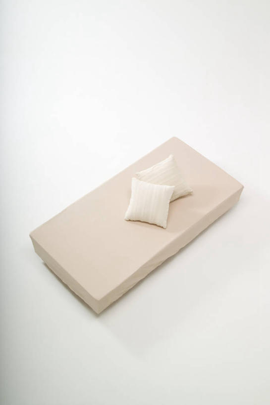 无人,竖图,俯视,室内,特写,白天,白色背景,床,靠垫,静物,阴影,反射,影子,床单,靠枕,被子,床垫,两个,垫子,枕头,摄影,单人床,影棚,被单,彩图,高角度拍摄,影棚拍摄,拍摄