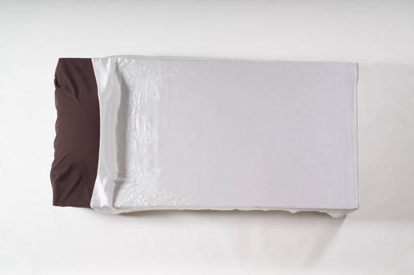 无人,横图,俯视,室内,白天,白色背景,床,静物,阴影,反射,影子,床单,被子,摄影,单人床,影棚,被单,彩图,高角度拍摄,影棚拍摄,拍摄