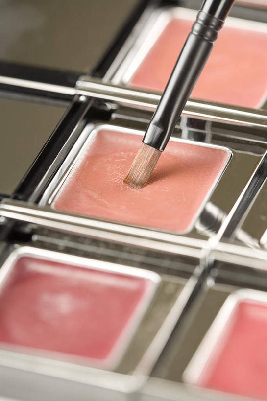 无人,竖图,俯视,室内,特写,白天,化妆,美容,静物,一把,护肤,阴影,朦胧,模糊,反射,影子,唇刷,粉色,彩妆,唇彩,化妆刷,刷子,保养,享受,休闲,放松,保健,美容工具,养颜,彩妆刷,化妆工具,彩图,高角度拍摄