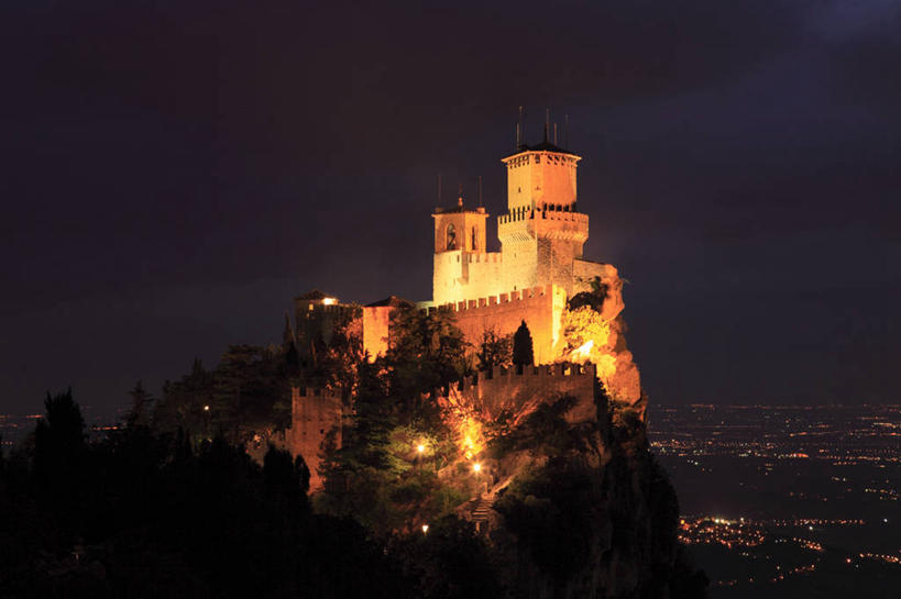 无人,横图,室外,夜晚,正面,旅游,度假,名胜古迹,山,山脉,标志建筑,地标,建筑,欧洲,圣马力诺,阴影,遗迹,光线,影子,堡垒,城堡,山峰,灯光,山峦,古迹,文物,娱乐,建设,古建筑,群山,享受,休闲,旅游胜地,放松,要塞,南欧,古文明,设防,圣马力诺共和国,彩图