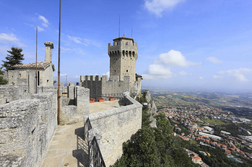 无人,家,横图,室外,白天,正面,旅游,度假,名胜古迹,山,山脉,植物,标志建筑,地标,建筑,欧洲,圣马力诺,阴影,遗迹,光线,影子,堡垒,城堡,房屋,屋子,山峰,云,云朵,公寓,建筑群,山峦,云彩,古迹,文物,娱乐,建设,古建筑,洋房,楼房,住宅,树,树木,蓝色,绿色,白云,蓝天,天空,阳光,自然,群山,天,享受,休闲,旅游胜地,放松,生长,晴朗,成长,要塞,南欧,古文明,设防,圣马力诺共和国,晴空,彩图,房子