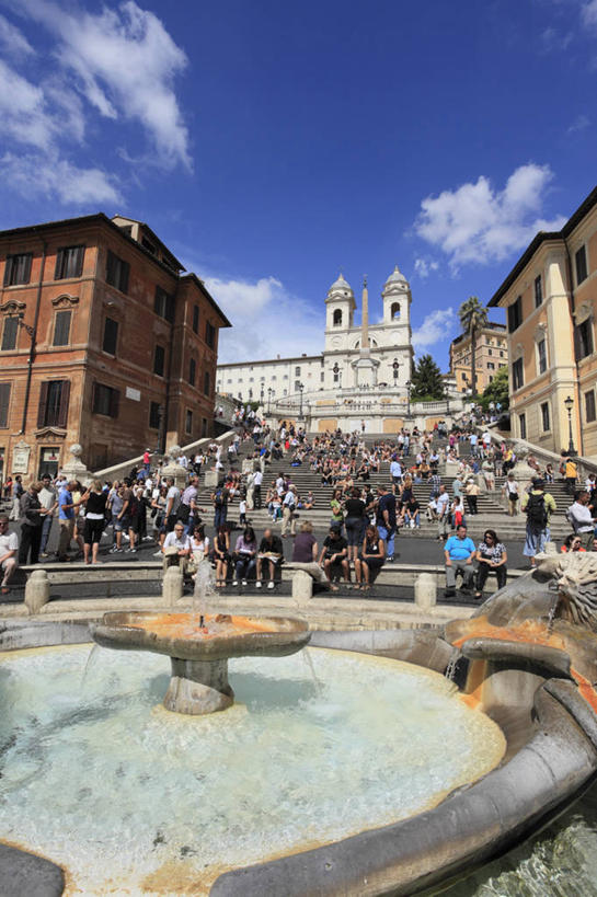 西方人,家,走,竖图,室外,白天,仰视,旅游,度假,名胜古迹,水,标志建筑,地标,建筑,喷泉,意大利,欧洲,罗马,欧洲人,行人,游客,游人,阴影,飞溅,服装,遗迹,溅,光线,液体,影子,房屋,屋子,景观,水滴,云,云朵,公寓,首都,许多人,云彩,注视,休闲装,古迹,文化,文物,娱乐,建设,古建筑,洋房,楼房,路人,旅客,住宅,水珠,衣服,蓝色,白云,蓝天,天空,阳光,天,观察,看,品味,一群人,享受,休闲,休闲服,旅游胜地,放松,服饰,晴朗,观看,察看,关注,南欧,喷洒,水景,古文明,意大利共和国,美观,过客,西班牙阶梯,男人,男性,年轻男性,年轻女性,女人,女性,设计,晴空,步行,散步,走路,彩图,低角度拍摄,全身,房子