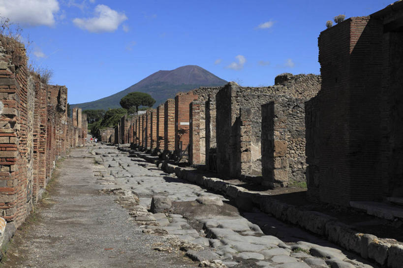 无人,家,横图,室外,白天,正面,旅游,度假,名胜古迹,山,山脉,标志建筑,地标,建筑,意大利,欧洲,罗马,阴影,遗迹,光线,影子,房屋,墙,屋子,山峰,云,云朵,公寓,古城,建筑群,山峦,首都,云彩,古迹,文物,娱乐,建设,古建筑,洋房,楼房,古罗马,墙壁,墙面,住宅,蓝色,白云,蓝天,天空,阳光,群山,天,享受,休闲,旅游胜地,放松,晴朗,南欧,古文明,意大利共和国,庞贝,庞贝城,庞贝古城,晴空,彩图,房子