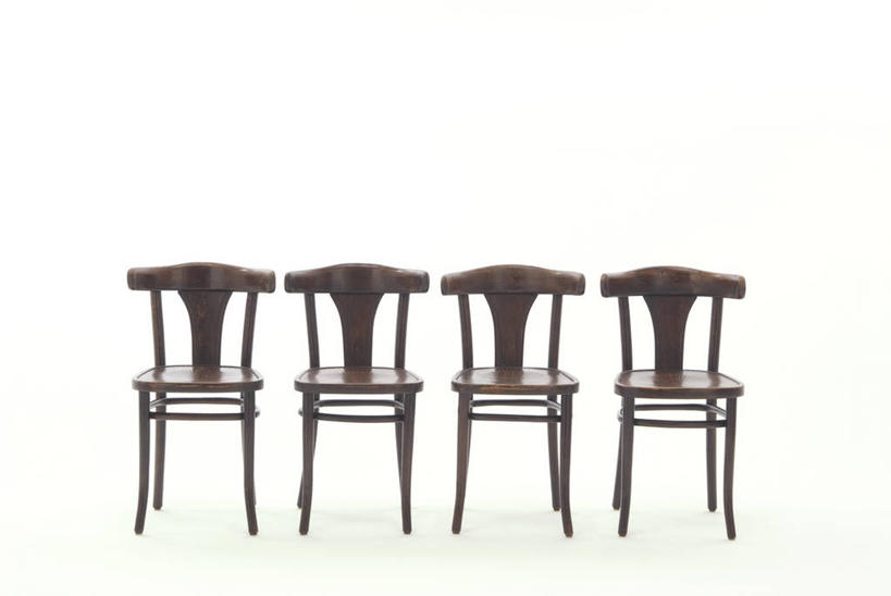 无人,横图,室内,白天,白色背景,正面,静物,椅子,一排,阴影,整齐,反射,影子,木椅,褐色,四把,排列,摄影,影棚,队列,彩图,影棚拍摄,拍摄