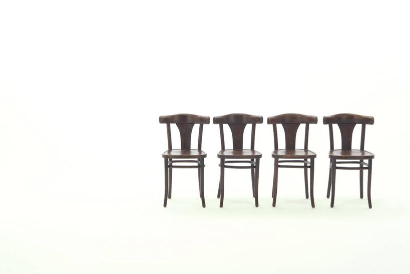 无人,横图,室内,白天,白色背景,正面,静物,椅子,一排,阴影,整齐,反射,影子,木椅,褐色,四把,排列,摄影,影棚,队列,彩图,影棚拍摄,拍摄