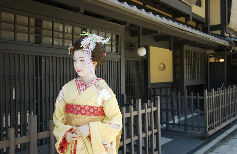 东方人,一个人,家,栏杆,站,横图,室外,白天,正面,民族服装,亚洲,仅一个年轻女性,仅一个女性,仅一个人,握,和服,头饰,房屋,屋子,围栏,注视,黄种人,护栏,楼房,住宅,发夹,发饰,夹子,观察,看,站着,握着,服饰,观看,察看,关注,艺妓,吴服,唐草,唐花,唐锦,艺伎,芸妓,芸者,年轻女性,女人,女性,亚洲人,站立,半身,彩图,传统服装,民俗服,房子