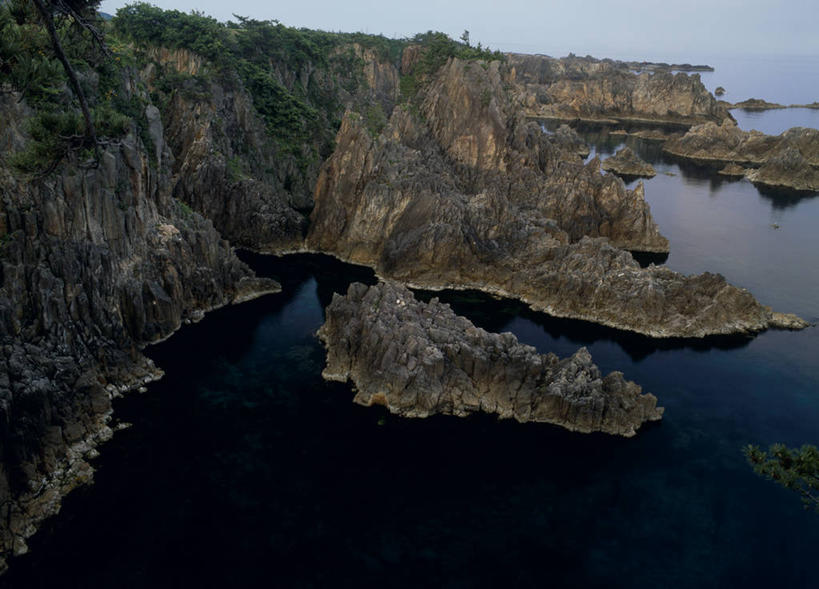 无人,横图,俯视,室外,白天,旅游,度假,草地,草坪,海浪,海洋,石头,美景,山,山脉,植物,日本,亚洲,阴影,光线,石子,影子,景观,浪花,山峰,悬崖,山峦,娱乐,草,蓝色,绿色,蓝天,天空,阳光,自然,海水,群山,天,享受,休闲,景色,放松,晴朗,自然风光,海景,东亚,本州,万里无云,本州岛,日本国,中部地方,新潟,新潟县,绝壁,大海,风浪,海,海水的波动,近岸浪,石块,岩石,涌浪,晴空,晴空万里,彩图,高角度拍摄,佐渡市