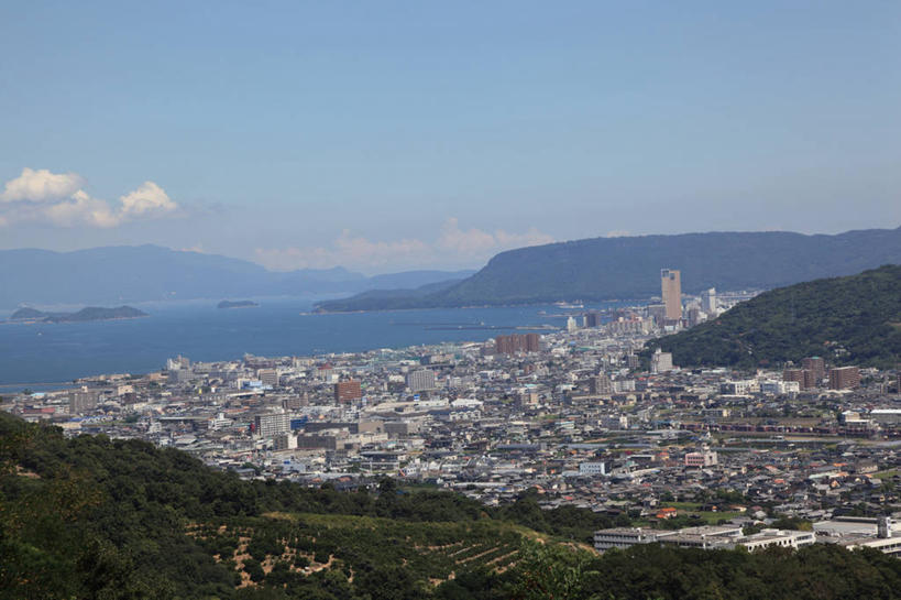 无人,家,横图,俯视,航拍,室外,白天,旅游,度假,海浪,海洋,美景,森林,山,山脉,树林,植物,城市风光,城市,建筑,日本,亚洲,阴影,光线,影子,房屋,屋子,景观,浪花,山峰,云,云朵,公寓,山峦,云彩,娱乐,建设,洋房,楼房,住宅,树,树木,蓝色,绿色,白云,蓝天,天空,阳光,自然,海水,群山,天,享受,休闲,景色,放松,生长,晴朗,成长,鸟瞰,海景,东亚,高松市,日本国,四国地方,四国,四国岛,县厅,香川,香川县,大海,风浪,海,海水的波动,近岸浪,涌浪,晴空,彩图,高角度拍摄,房子,高松