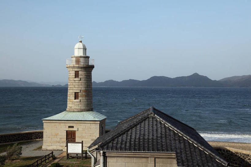 无人,家,横图,室外,白天,正面,旅游,度假,海浪,海洋,石头,山,山脉,标志建筑,道路,地标,建筑,日本,亚洲,阴影,光线,信息,石子,瓦片,影子,房屋,屋顶,屋子,浪花,山峰,灯塔,交通,山峦,顶棚,瓦,方向,娱乐,建设,楼房,住宅,蓝色,蓝天,天空,阳光,海水,群山,天,享受,休闲,旅游胜地,放松,建造,晴朗,引导,指引,海景,东亚,屋瓦,万里无云,高松市,日本国,四国地方,四国,四国岛,县厅,香川,香川县,航标,大海,风浪,海,海水的波动,近岸浪,石块,岩石,涌浪,晴空,晴空万里,彩图,房子,高松,导航