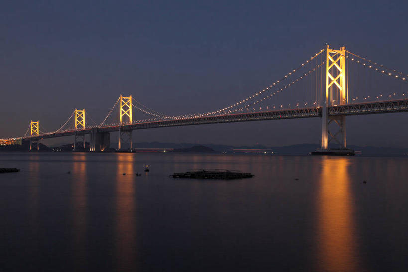 无人,横图,室外,夜晚,仰视,旅游,度假,海浪,海洋,标志建筑,大桥,地标,建筑,立交桥,路灯,桥梁,照明,日本,亚洲,阴影,光线,影子,浪花,高架,斜拉桥,桥,灯光,娱乐,建设,灯,海水,享受,休闲,旅游胜地,放松,照亮,照明设备,海景,东亚,日本国,濑户大桥,四国地方,四国,四国岛,香川,香川县,大海,风浪,海,海水的波动,近岸浪,涌浪,彩图,低角度拍摄,坂出市