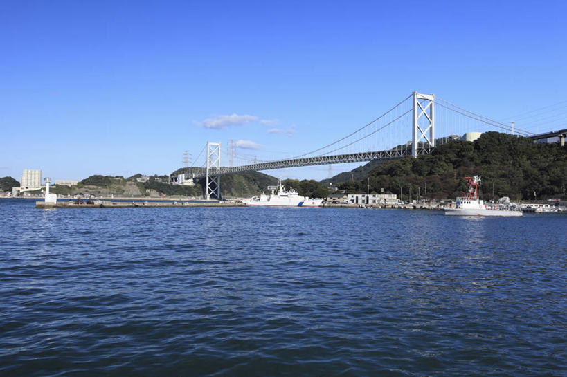 无人,横图,室外,白天,正面,旅游,度假,海浪,海洋,森林,山,山脉,树林,植物,标志建筑,大桥,地标,建筑,立交桥,桥梁,福冈县,日本,亚洲,阴影,光线,影子,浪花,山峰,云,云朵,高架,斜拉桥,桥,山峦,云彩,娱乐,建设,树,树木,蓝色,绿色,白云,蓝天,天空,阳光,自然,海水,群山,天,享受,休闲,旅游胜地,放松,生长,晴朗,成长,海景,东亚,本州,福冈,本州岛,日本国,九州本岛,九州,九州岛,九州地方,北九州市,关门桥,中国地方,山口,山口县,北九州,下关,大海,风浪,海,海水的波动,近岸浪,涌浪,晴空,彩图,关门海峡,马关海峡,下关市