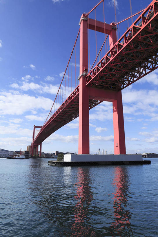 无人,竖图,室外,白天,仰视,旅游,度假,海浪,海洋,标志建筑,大桥,地标,建筑,立交桥,桥梁,福冈县,日本,亚洲,阴影,光线,影子,浪花,云,云朵,高架,斜拉桥,桥,云彩,娱乐,建设,红色,蓝色,白云,蓝天,天空,阳光,海水,天,享受,休闲,旅游胜地,放松,晴朗,海景,东亚,福冈,日本国,九州本岛,九州,九州岛,九州地方,北九州市,北九州,大海,风浪,海,海水的波动,近岸浪,涌浪,晴空,彩图,低角度拍摄