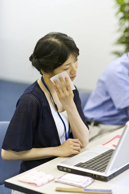 东方人,一个人,商务人士,商务女性,办公室,坐,竖图,俯视,室内,白天,电脑,笔记本电脑,植物,家具,生活用品,桌子,椅子,亚洲,仅一个年轻女性,仅一个女性,仅一个人,擦,抚摸,护肤,握,套装,朦胧,模糊,网络,盆栽,办公桌,墙,盆景,拿,拿着,注视,黄种人,通讯设备,标识,吊牌,墙壁,墙面,绿色,自然,会议椅,胸牌,纸巾,日用品,观察,看,杀菌,擦拭,握着,生长,成长,观看,一台,办公椅,察看,徽章,无线,消毒,关注,通信设备,商务装,身份,无线网络,无线上网,便携式电脑,工薪阶层,胸章,胸卡,办公家具,湿巾,商务椅,培训椅,编号牌,雕刻牌,工号牌,胸号牌,胸徽,员工牌,揩擦,拭,手提电脑,年轻女性,女人,女性,亚洲人,白领,上班族,坐着,半身,彩图,高角度拍摄,湿纸巾,轻抚