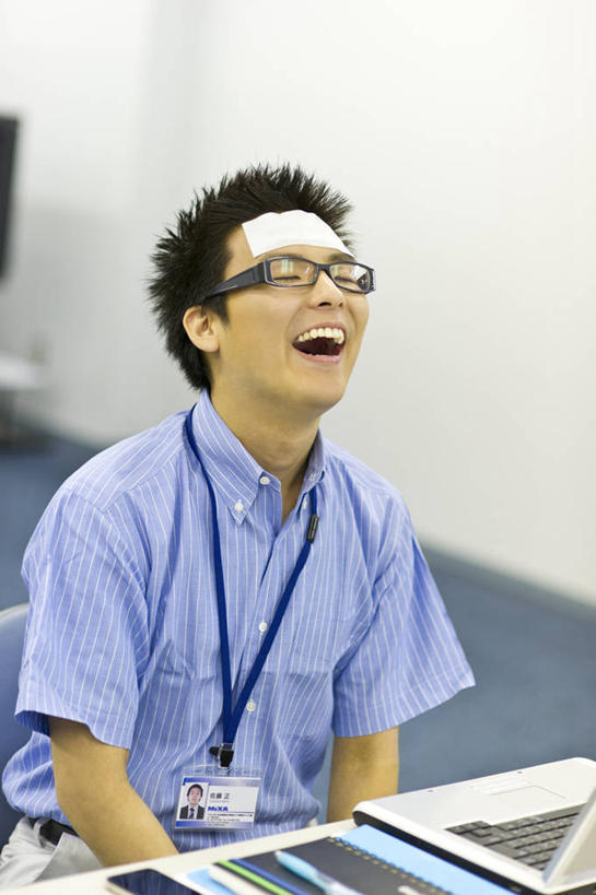 东方人,一个人,商务人士,商务男性,办公室,坐,闭眼,笑,微笑,露齿笑,竖图,室内,白天,正面,衬衫,电脑,笔记本电脑,家具,生活用品,桌子,椅子,亚洲,仅一个男性,仅一个人,一副,护肤,套装,朦胧,模糊,网络,眼镜,办公桌,墙,黄种人,通讯设备,标识,吊牌,墙壁,墙面,仅一个年轻男性,会议椅,胸牌,纸巾,日用品,杀菌,一台,办公椅,徽章,无线,消毒,通信设备,商务装,身份,无线网络,近视眼镜,无线上网,便携式电脑,工薪阶层,胸章,胸卡,办公家具,湿巾,商务椅,培训椅,编号牌,雕刻牌,工号牌,胸号牌,胸徽,员工牌,手提电脑,男人,男性,年轻男性,亚洲人,白领,上班族,闭眼睛,闭着眼,闭着眼睛,抬头,仰头,坐着,半身,彩图,衬衣,湿纸巾