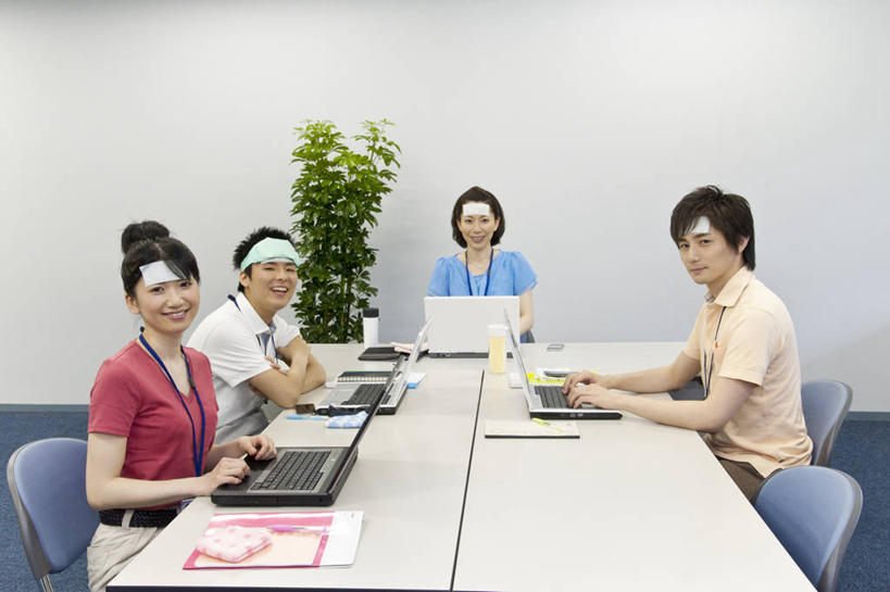 东方人,四个人,同事,商务人士,商务男性,商务女性,办公室,坐,笑,微笑,露齿笑,横图,室内,白天,正面,衬衫,成功,合作,团队,集体,信心,电脑,笔记本电脑,植物,家具,生活用品,桌子,椅子,亚洲,护肤,套装,网络,材料,档案,盆栽,文件,纸,办公桌,墙,盆景,扭头,注视,黄种人,通讯设备,标识,吊牌,队伍,墙壁,墙面,绿色,自然,会议椅,手稿,胸牌,资料,纸巾,日用品,观察,看,转头,杀菌,生长,成长,观看,办公椅,证明,察看,徽章,无线,消毒,领导,成就,关注,文档,通信设备,商务装,身份,无线网络,合伙,领袖,无线上网,便携式电脑,工薪阶层,胸章,胸卡,办公家具,湿巾,商务椅,培训椅,编号牌,雕刻牌,工号牌,胸号牌,胸徽,员工牌,手提电脑,男人,男性,年轻男性,年轻女性,女人,女性,中年女性,亚洲人,白领,上班族,坐着,半身,彩图,衬衣,湿纸巾