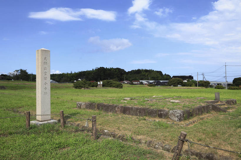 无人,横图,室外,白天,正面,旅游,度假,草地,草坪,美景,植物,雕塑,日本,亚洲,阴影,艺术,装饰,光线,雕刻,雕像,影子,景观,云,云朵,云彩,娱乐,废墟,草,树,树木,蓝色,绿色,白云,蓝天,天空,阳光,自然,工艺品,天,享受,休闲,景色,放松,生长,晴朗,成长,纪念,美术,自然风光,主题,陈列,东亚,本州,本州岛,日本国,中国地方,功能,美学,岛根,岛根县,晴空,彩图,出云,出云市