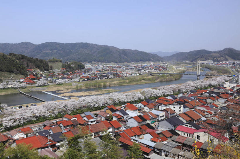 无人,家,横图,室外,白天,正面,旅游,度假,幸福,纯洁,河流,美景,山,山脉,水,城市风光,城市,建筑,樱花,日本,亚洲,阴影,盛开,光线,影子,房屋,屋子,河水,景观,山峰,水流,公寓,建筑群,山峦,花蕾,娱乐,建设,洋房,楼房,住宅,花,花瓣,花朵,鲜花,蓝色,蓝天,天空,阳光,群山,天,花苞,花蕊,享受,休闲,景色,放松,晴朗,等待,生命,东亚,本州,万里无云,本州岛,日本国,中国地方,仙樱花,福岛樱,青肤樱,高尚,热烈,岛根,岛根县,晴空,晴空万里,荆桃,彩图,房子,云南市