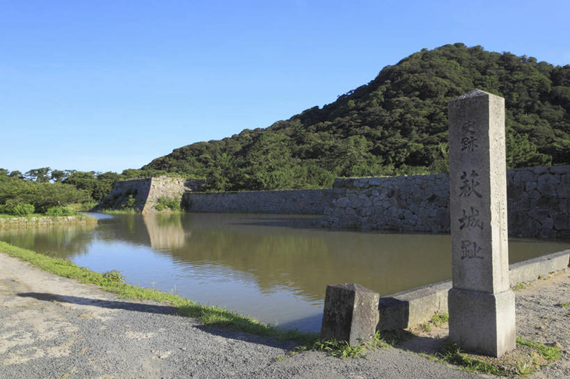 无人,横图,室外,白天,正面,旅游,度假,河流,美景,森林,山,山脉,树林,水,植物,雕塑,日本,亚洲,阴影,艺术,装饰,光线,日文,标志,雕刻,雕像,文字,影子,字符,河水,景观,山峰,水流,山峦,娱乐,标识,石雕,石刻,树,树木,蓝色,绿色,蓝天,天空,阳光,自然,石碑,工艺品,群山,天,享受,休闲,景色,放松,生长,晴朗,成长,纪念,美术,自然风光,主题,陈列,东亚,本州,万里无云,本州岛,日本国,中国地方,功能,美学,日语,山口,山口县,指月城,萩城,晴空,晴空万里,彩图,萩市