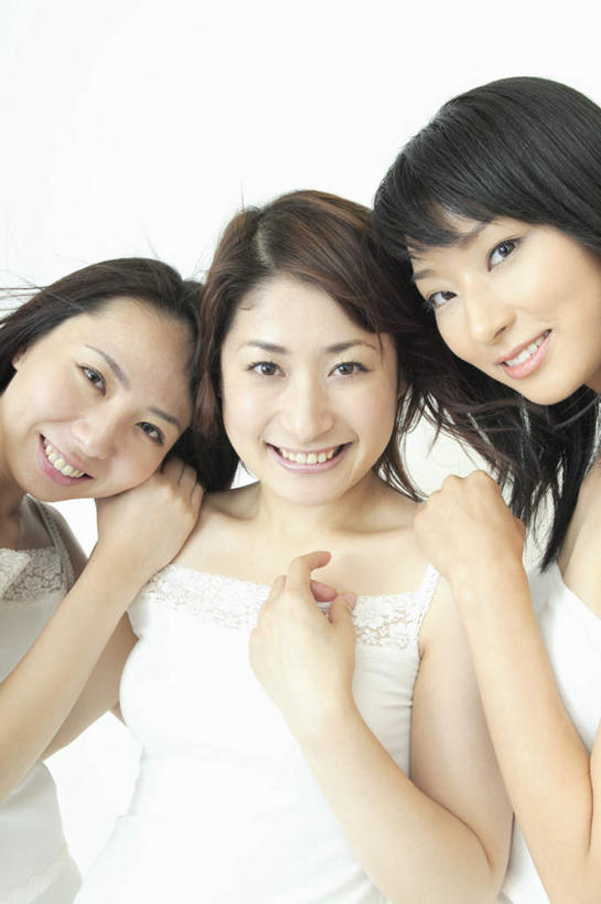 东方人,头发,三个人,伙伴,朋友,站,举,抱,笑,微笑,露齿笑,竖图,室内,白天,白色背景,正面,友谊,吊带,亚洲,服装,注视,休闲装,黄种人,衣服,黑色,抹胸,观察,看,靠,靠着,亲昵,站着,休闲,休闲服,摄影,服饰,影棚,抱着,观看,察看,搂着,关注,友情,年轻女性,女人,女性,亚洲人,长发,举起,举着,搂,搂抱,相抱,向上举,站立,半身,彩图,影棚拍摄,拍摄