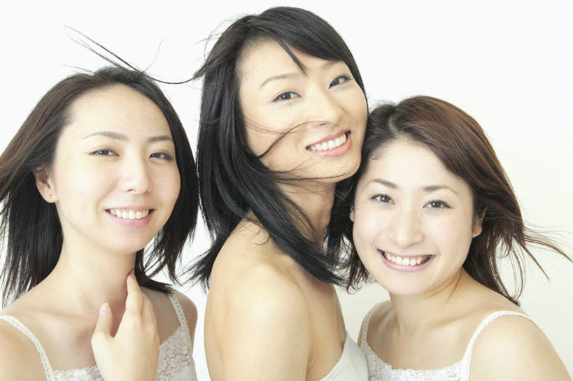 东方人,头发,三个人,伙伴,朋友,站,抱,笑,微笑,露齿笑,横图,室内,白天,白色背景,正面,友谊,吊带,亚洲,服装,并排,注视,休闲装,黄种人,衣服,白色,黑色,抹胸,观察,看,靠,靠着,亲昵,站着,休闲,休闲服,摄影,服饰,影棚,抱着,观看,察看,搂着,关注,友情,年轻女性,女人,女性,亚洲人,长发,搂,搂抱,相抱,站立,半身,彩图,影棚拍摄,拍摄