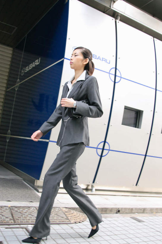 东方人,头发,一个人,走,竖图,室外,白天,侧面,工作服,制服,职员,道路,建筑,路,公路,亚洲,仅一个年轻女性,仅一个女性,仅一个人,注视,黄种人,建设,黑色,观察,看,观看,察看,关注,工作制服,年轻女性,女人,女性,亚洲人,长发,白领,商人,上班族,马路,步行,散步,走路,半身,彩图,工作套服,白领阶层,办公室职员