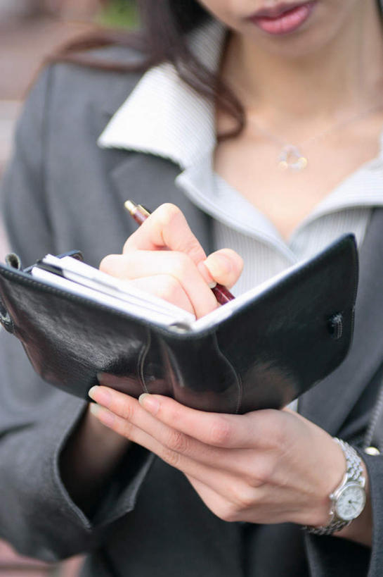 东方人,头发,一个人,站,竖图,室外,白天,正面,工作服,制服,职员,项链,亚洲,仅一个年轻女性,仅一个女性,仅一个人,握,写,笔,手表,记事本,拿,拿着,注视,黄种人,黑色,本子,笔记本,低头,观察,记录,看,站着,握着,观看,戴着,察看,关注,工作制服,年轻女性,女人,女性,亚洲人,长发,白领,商人,上班族,站立,半身,彩图,工作套服,白领阶层,办公室职员