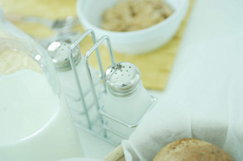 牛奶,无人,横图,俯视,室内,特写,白天,早餐,餐桌,桌子,陶瓷,谷物,食品,陶瓷制品,调味瓶,美食,饮食,架子,玻璃制品,玻璃瓶,瓶子,容器,碗,保健,餐台,储藏,麦片,储存,彩图,高角度拍摄,贮存