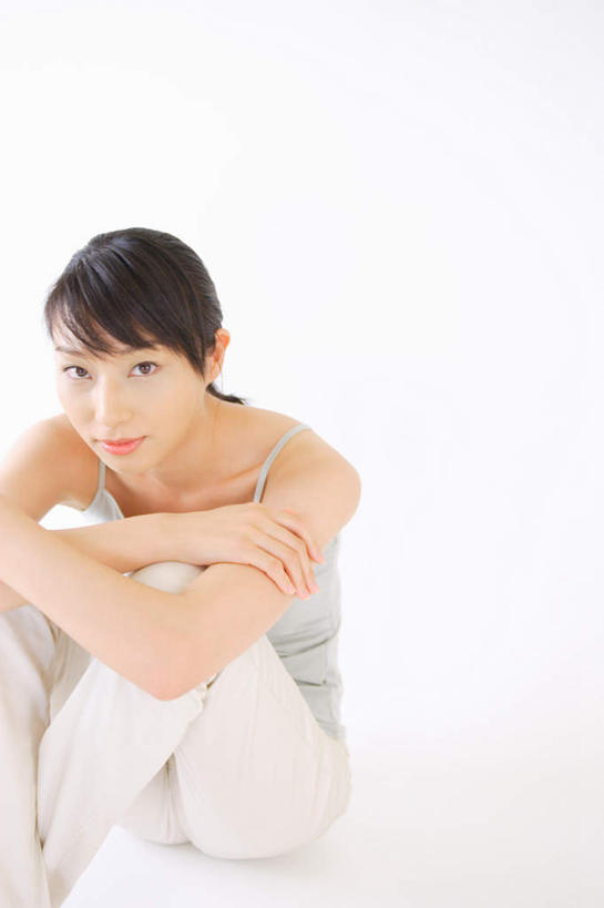 东方人,一个人,坐,竖图,室内,白天,白色背景,正面,亚洲,仅一个年轻女性,仅一个女性,仅一个人,服装,注视,休闲装,黄种人,衣服,观察,看,休闲,休闲服,摄影,服饰,影棚,抱膝,观看,察看,关注,年轻女性,女人,女性,亚洲人,屈膝,坐着,半身,彩图,影棚拍摄,拍摄