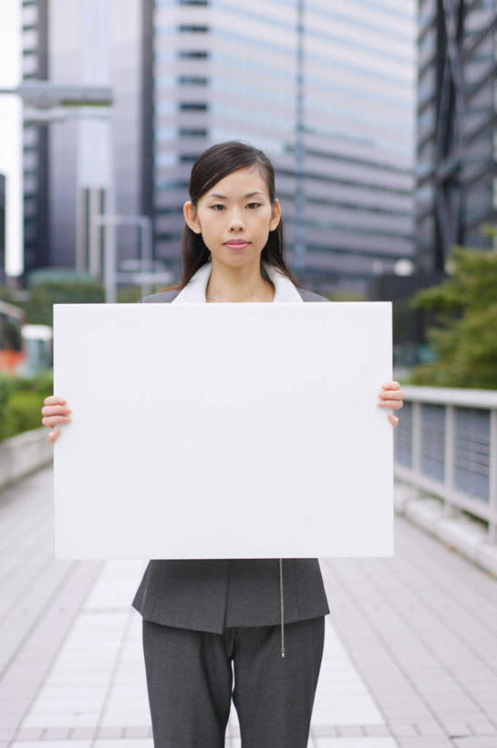 东方人,一个人,高楼大厦,栏杆,站,竖图,室外,白天,正面,职员,植物,大厦,建筑,摩天大楼,亚洲,仅一个年轻女性,仅一个女性,仅一个人,围栏,拿,拿着,注视,黄种人,护栏,树,树木,绿色,自然,白板,观察,看,站着,生长,成长,观看,察看,关注,记录板,记事板,年轻女性,女人,女性,亚洲人,白领,商人,上班族,站立,半身,彩图,大楼,高层建筑,高楼,摩天楼,白领阶层,办公室职员