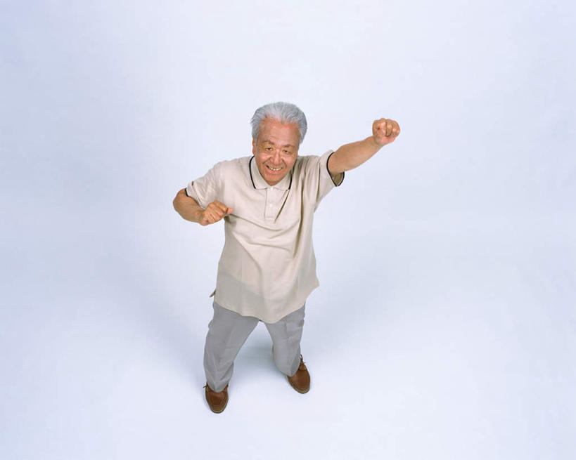 东方人,拳,一个人,站,横图,俯视,室内,白天,白色背景,亚洲,仅一个男性,仅一个人,服装,注视,休闲装,黄种人,衣服,观察,看,站着,仅一个老年男性,休闲,休闲服,摄影,服饰,影棚,观看,察看,关注,老年男性,男人,男性,亚洲人,拳头,站立,彩图,高角度拍摄,全身,影棚拍摄,拍摄