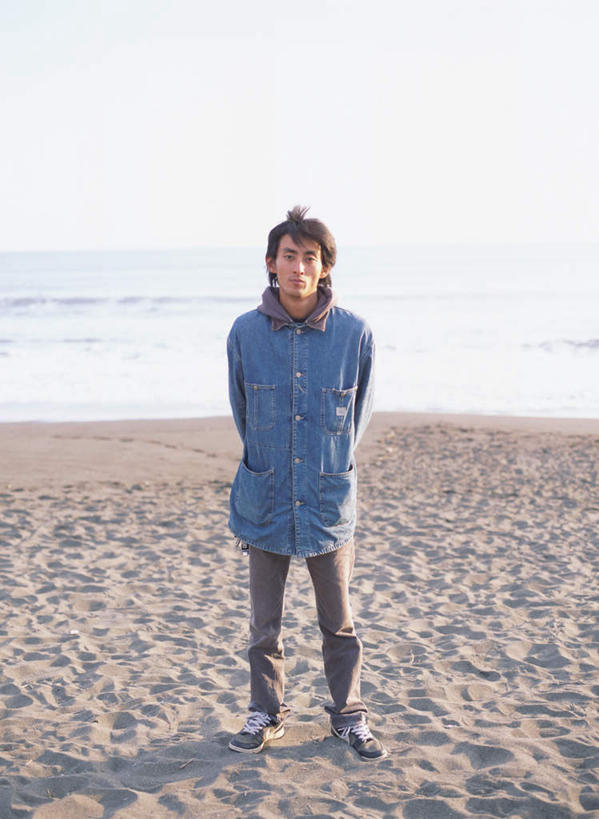 东方人,一个人,站,竖图,室外,白天,正面,海浪,海洋,沙滩,亚洲,仅一个男性,仅一个人,服装,沙子,海岸,浪花,水平线,辽阔,海平线,沙地,注视,休闲装,黄种人,仅一个年轻男性,衣服,海水,观察,看,站着,休闲,广阔,休闲服,服饰,观看,一望无际,察看,关注,海景,背手,无边无际,一马平川,男人,男性,年轻男性,亚洲人,大海,风浪,海,海水的波动,海滩,近岸浪,涌浪,站立,彩图,全身,水天相接,水天一线