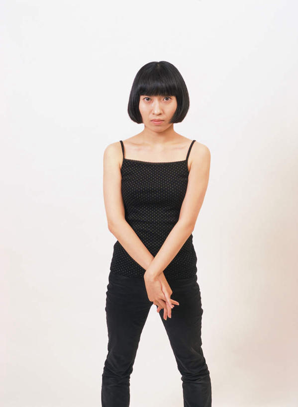 东方人,一个人,站,双手交叉,竖图,室内,白天,白色背景,正面,亚洲,仅一个年轻女性,仅一个女性,仅一个人,服装,注视,休闲装,黄种人,衣服,观察,看,站着,休闲,休闲服,摄影,服饰,影棚,观看,察看,关注,年轻女性,女人,女性,亚洲人,十字手,站立,半身,彩图,影棚拍摄,拍摄