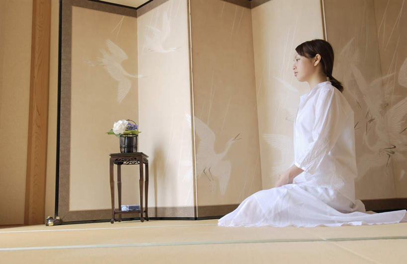 东方人,一个人,坐,横图,室内,白天,侧面,屏风,桌子,亚洲,仅一个年轻女性,仅一个女性,仅一个人,服装,注视,休闲装,黄种人,衣服,观察,看,休闲,休闲服,服饰,观看,察看,关注,年轻女性,女人,女性,亚洲人,坐着,彩图,全身