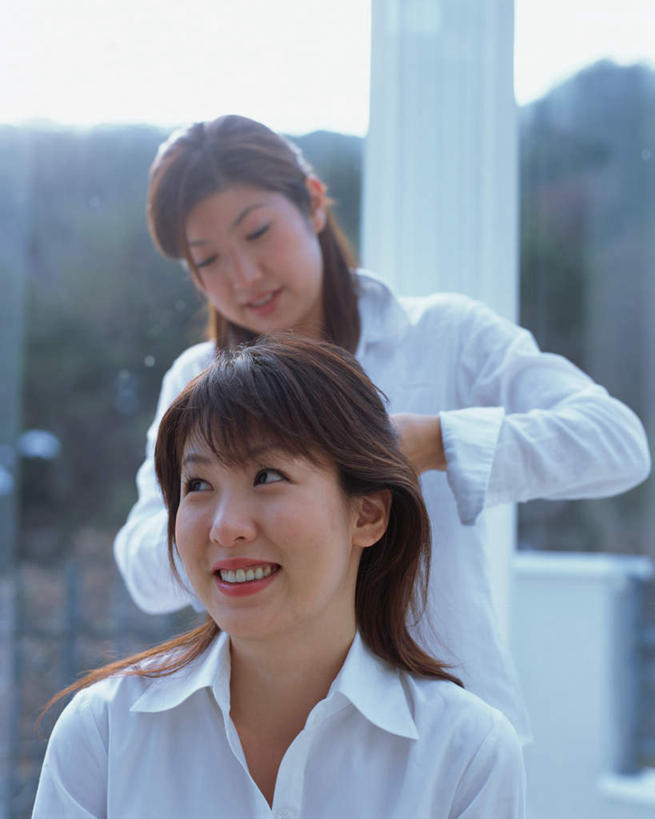 东方人,脸,头,脸颊,两个人,伙伴,朋友,笑,微笑,露齿笑,竖图,室内,白天,正面,衬衫,友谊,植物,窗户,落地窗,玻璃,亚洲,服装,梳头,注视,休闲装,黄种人,玻璃窗,树,树木,衣服,绿色,白色,自然,观察,看,休闲,休闲服,服饰,生长,成长,观看,察看,关注,友情,年轻女性,女人,女性,亚洲人,头部,脸部,脸蛋,面部,半身,彩图,衬衣