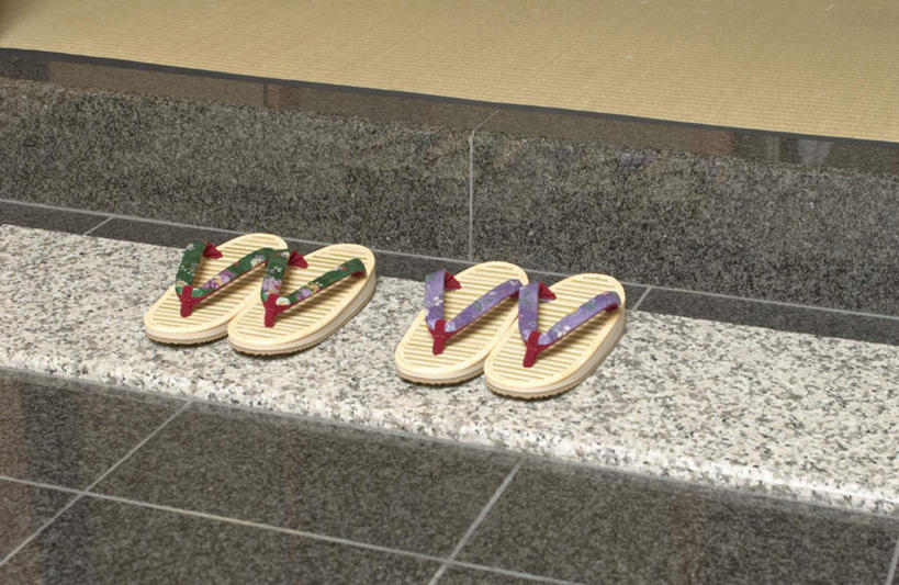 无人,横图,俯视,室内,特写,白天,凉鞋,楼梯,静物,鞋子,阶梯,墙,两双,墙壁,墙面,台阶,彩图,高角度拍摄,夹趾拖鞋,人字拖,人字拖鞋