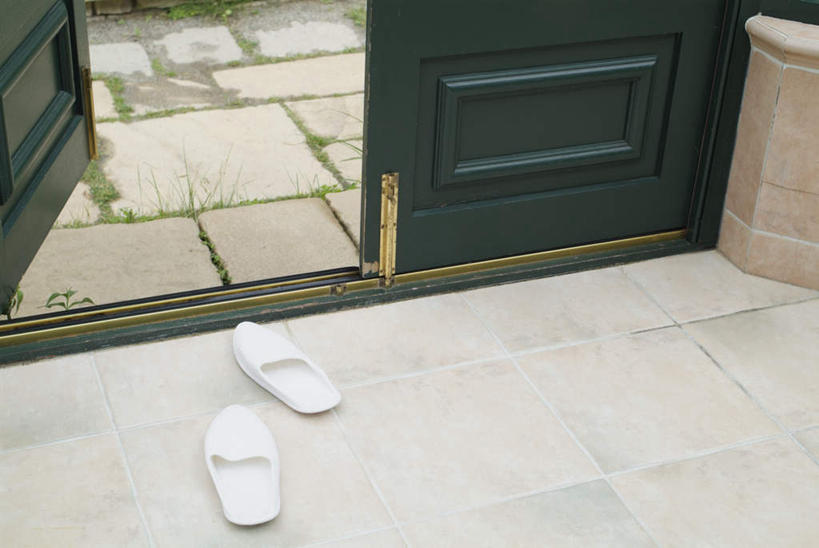 无人,家,横图,俯视,室外,特写,白天,门,道路,路,公路,静物,一双,房屋,屋子,交通,楼房,住宅,白色,门框,拖鞋,马路,彩图,高角度拍摄,房子