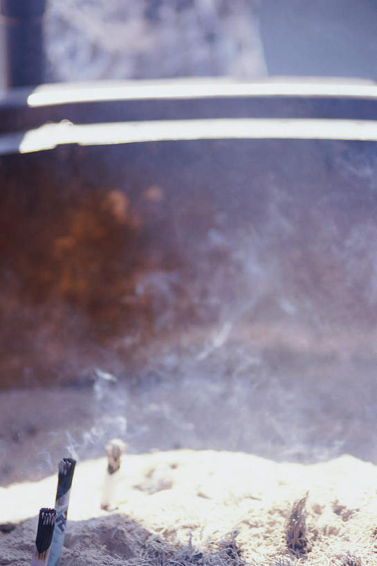 无人,竖图,俯视,室外,白天,蜡烛,节日,香炉,烟雾,燃烧,文化,佛香,香火,香烛,祈祷,健康,许愿,宗教,信仰,烧香,纪念,祈求,祭奠,祭祀,祭坛,敬拜,平安,彩图,高角度拍摄