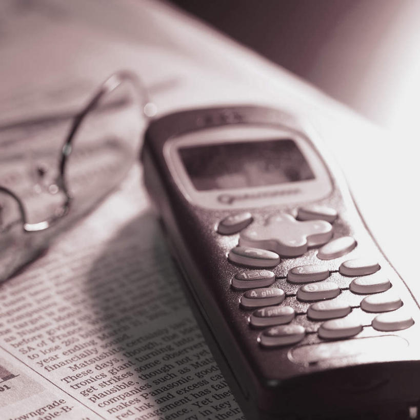 无人,打电话,方图,俯视,室内,特写,白天,阅读,静物,报纸,电话,手机,学习,眼镜,通讯设备,一个,看,浏览,摄影,影棚,单个,老花镜,交流,沟通,通话,彩图,高角度拍摄,影棚拍摄,拍摄