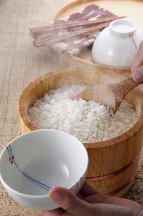 米饭,手,无人,竖图,俯视,室内,特写,白天,烹饪,筷子,餐具,握,朦胧,模糊,蒸汽,布,木桶,桶,陶瓷,日本料理,料理,食品,饭勺,陶瓷制品,饭,拿,拿着,文化,传统,菜肴,美食,食物,一个,盘子,容器,碗,日式料理,挖,日式,手部,握着,摄影,佳肴,影棚,单个,储藏,礼节,白米饭,五谷,储存,礼仪,进餐用具,彩图,高角度拍摄,影棚拍摄,拍摄,贮存