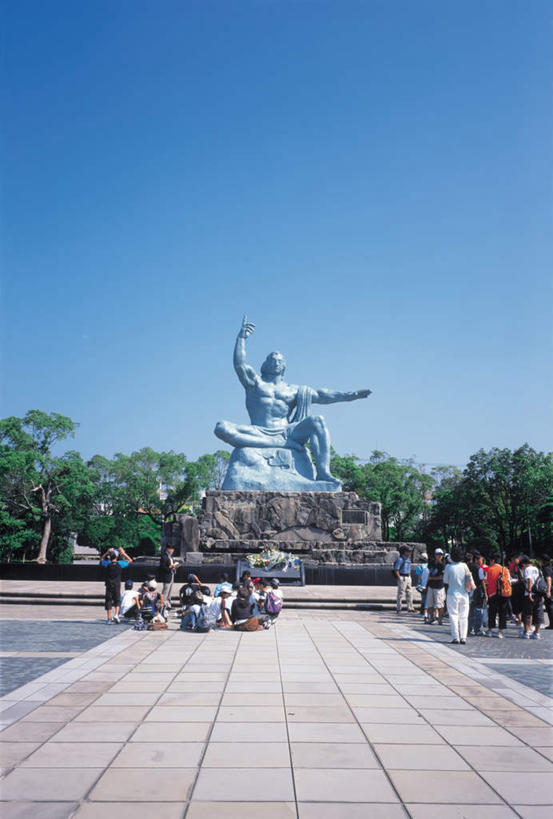 东方人,公园,广场,竖图,室外,白天,正面,度假,美景,植物,城市风光,城市,雕塑,长崎,日本,亚洲,雕像,景观,许多人,黄种人,娱乐,树,树木,蓝色,绿色,蓝天,天空,自然,天,一群人,享受,休闲,景色,放松,平和公园,生长,晴朗,成长,东亚,和平公园,万里无云,日本国,长崎县,九州本岛,九州,九州岛,九州地方,长崎市,县厅,平和纪念公园,长崎平和公园,长崎平和纪念公园,男人,男性,年轻男性,年轻女性,女人,女性,亚洲人,晴空,晴空万里,半身,彩图