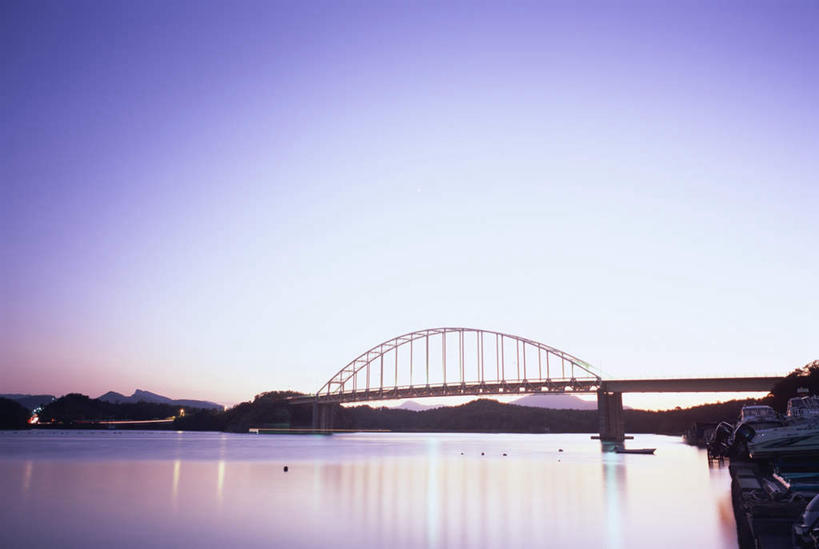 无人,横图,室外,白天,仰视,旅游,度假,湖,湖泊,美景,名胜古迹,日落,水,植物,标志建筑,大桥,地标,建筑,立交桥,桥梁,船,日本,亚洲,遗迹,岛,湖面,景观,水流,水面,晚霞,霞光,小岛,高架,斜拉桥,桥,木船,古迹,文物,娱乐,建设,古建筑,树,树木,绿色,天空,自然,黄昏,湖水,天,享受,休闲,旅游胜地,景色,彩霞,放松,生长,晴朗,成长,自然风光,古文明,东亚,万里无云,日本国,九州本岛,九州,九州岛,九州地方,熊本,熊本县,晴空,晴空万里,夕阳,彩图,低角度拍摄